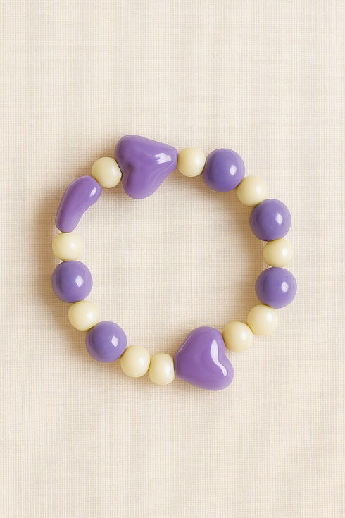 ZWILLINGSHERZ Stretch-Armband mit Herzperlen in Lila – elastisch & verspielt